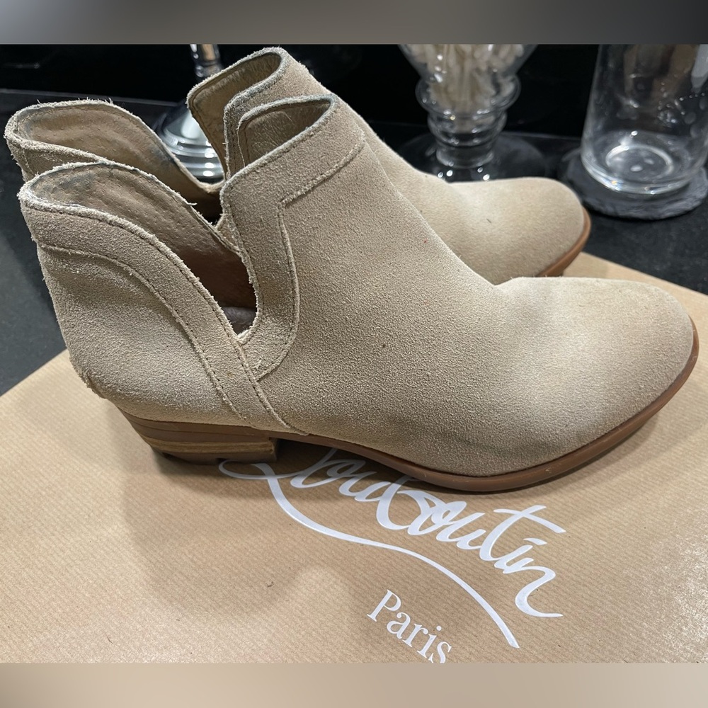 7.5 Sorel Women's Beige Suede Ankle Booties - Classic Everyday Style